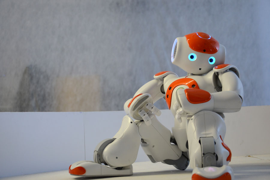 Robot NAO z czujnikami dotyku - Innovating Automation
