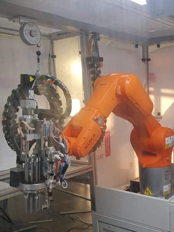 manix robot przemysłowy wraz z zespołem wkręcania